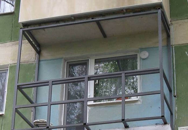 Альтернативное остекление балкона оргстеклом вместо стекла Томилино